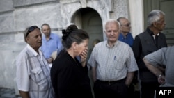 Para pensiunan Yunani antri di kantor cabang Bank Nasional Yunani di Athena, Senin (29/6).