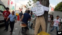 Boneka yang digantung di pohon di Ankara melambangkan Fethullah Gulen, ulama Turki yang tinggal di AS dengan tulisan "FETO, pengkhianat" (Feto adalah julukan bagi Fethullah Gulen) (foto: dok).