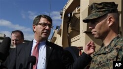 국방부 훈련장을 방문한 애슈턴 카터 미 국방부 부장관(가운데). (자료사진)