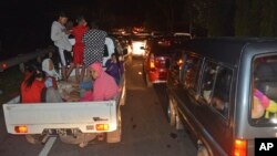 印尼民众担心海啸纷纷撤向地势高的地区