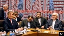 Menlu AS John Kerry (kiri) dan Menlu Iran Mohammad Javad Zarif menghadiri pertemuan dengan lima anggota permanen DK PBB dan Jerman di sela-sela Sidang Umum PBB ke-68 di New York (26/9).