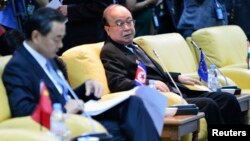 2일 브루나이에서 열린 아세안지역안보포럼에 참가한 북한의 박의춘 외무상(오른쪽)이 다음 세션을 기다리고 있다.