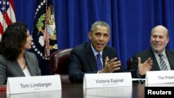 환태평양경제동반자협정 TPP 타결 다음날인 지난달 6일 바락 오바마 미국 대통령(가운데)이 농무부 지도자들과 가진 회의에서 TPP 타결과 관련해 발언하고 있다. 