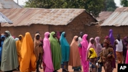 Wazazi wakisubiri kupewa taarifa kuhusu watoto wao waliotekwa nyara na watu wenye silaha kwenye shule ya msingi na sekondari ya Kuriga, katika jimbo la Kaduna, Machi 9, 2024. Picha ya AP