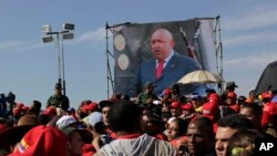 3月8日在加拉加斯的军事学院外，人们聚集在一起等待举行查韦斯的葬礼