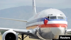 Yon avyon American Airlines ki tap ateri nan Aewopò Toussaint Louverturenan Pòtoprens 19 fevriye 2010. 