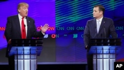 Donald Trump et le sénateur Ted Cruz, R-Texas, en plein débat lors des primaires républicaines à l'Université de Miami, 10 mars, 2016 , à Coral Gables, en Floride. 