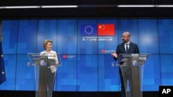 欧洲理事会主席米歇尔(右)与欧盟委员会主席冯德莱恩在与中国领导人举行了视频峰会后在布鲁塞尔举行记者会。(2020年6月22日)