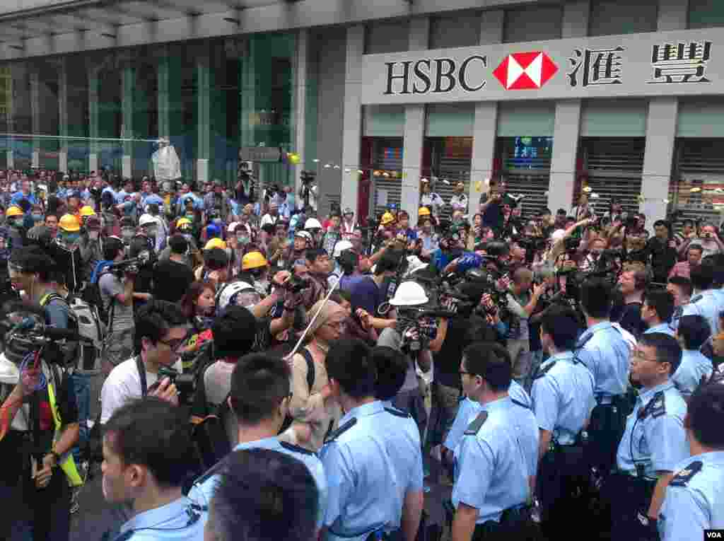 香港警方星期三上午展开强行清场行动（美国之音海彦 拍摄)。