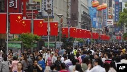 Warga memadati pusat perbelanjaan di jalan Nanjing di kota Shanghai, China (foto: dok).