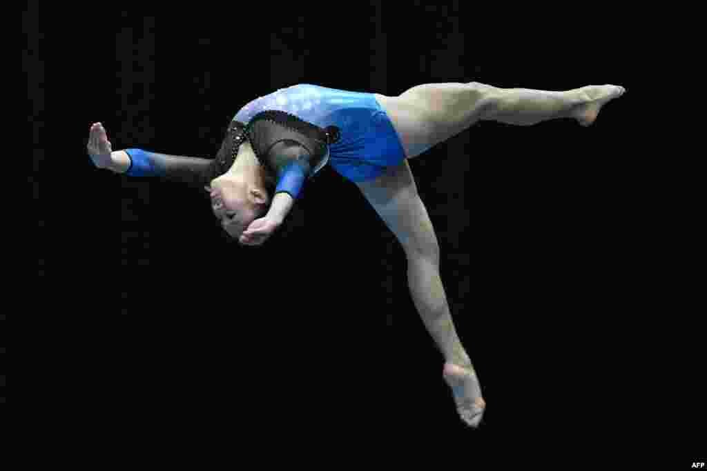 នាង​ Tang Ing Yueh នៃ​ប្រទេស​ម៉ាឡេស៊ី​ប្រកួត​ក្នុងវគ្គ​កីឡា​កាយសម្ព័ន្ធ​នារី​​ក្នុង​ថ្ងៃចុងក្រោយ​នៃ​ការប្រកួត​កីឡា​អាស៊ី​អាគ្នេយ៍​នៅ​ទីក្រុង​គូឡាឡាំពួរ​ប្រទេស​ម៉ាឡេស៊ី។