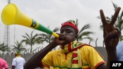 Photo d’archives : un supporter malien mettant tout son souffle dans une vuvuzela, 16 janvier 2015