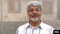 عیسی سحرخیز فعال سیاسی اصلاح طلب، آبان ۱۳۹۴ به همراه چهار روزنامه نگار دیگر در پروژه موسوم به "نفوذ" بازداشت شد.