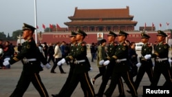 中国武警迈步通过天安门广场。
