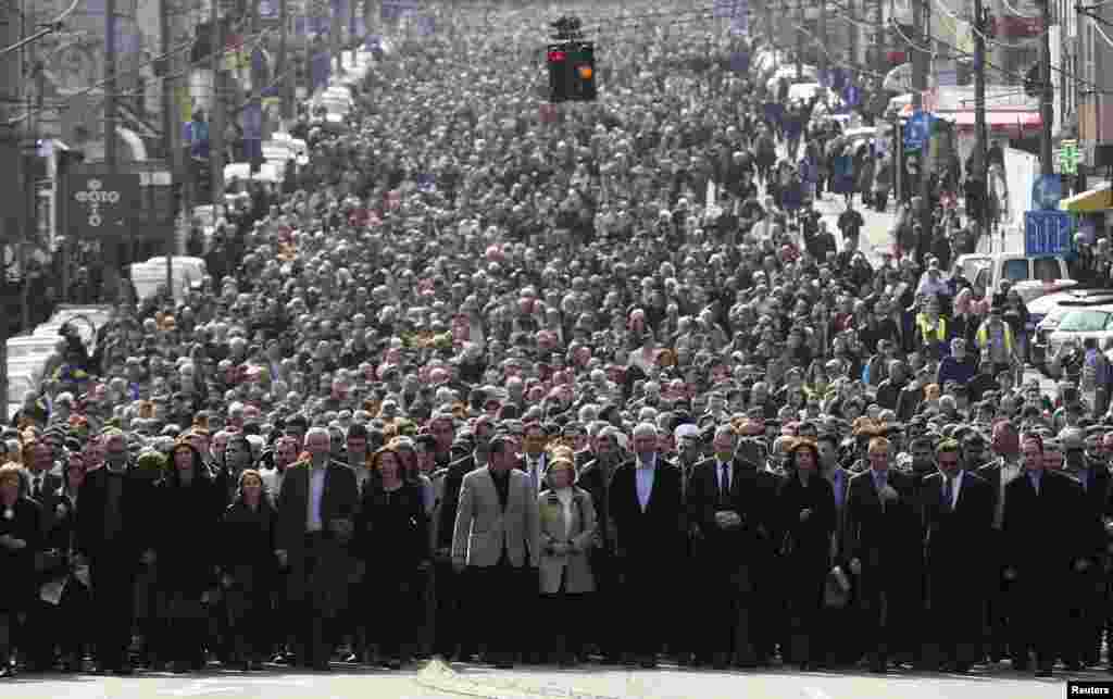 Ribuan orang melakukan prosesi &quot;diam&quot; menuju sebuah makam di Beograd untuk memberi penghormatan pada upacara peringatan 10 tahun pembunuhan PM Serbia Zoran Djindjic.