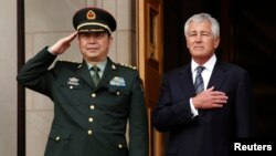 Menteri Pertahanan AS Chuck Hagel (kanan) saat menerima kunjungan Menteri Pertahanan China Jenderal Chang Wanquan di Pentagon (19/8). (Reuters/Yuri Gripas) 