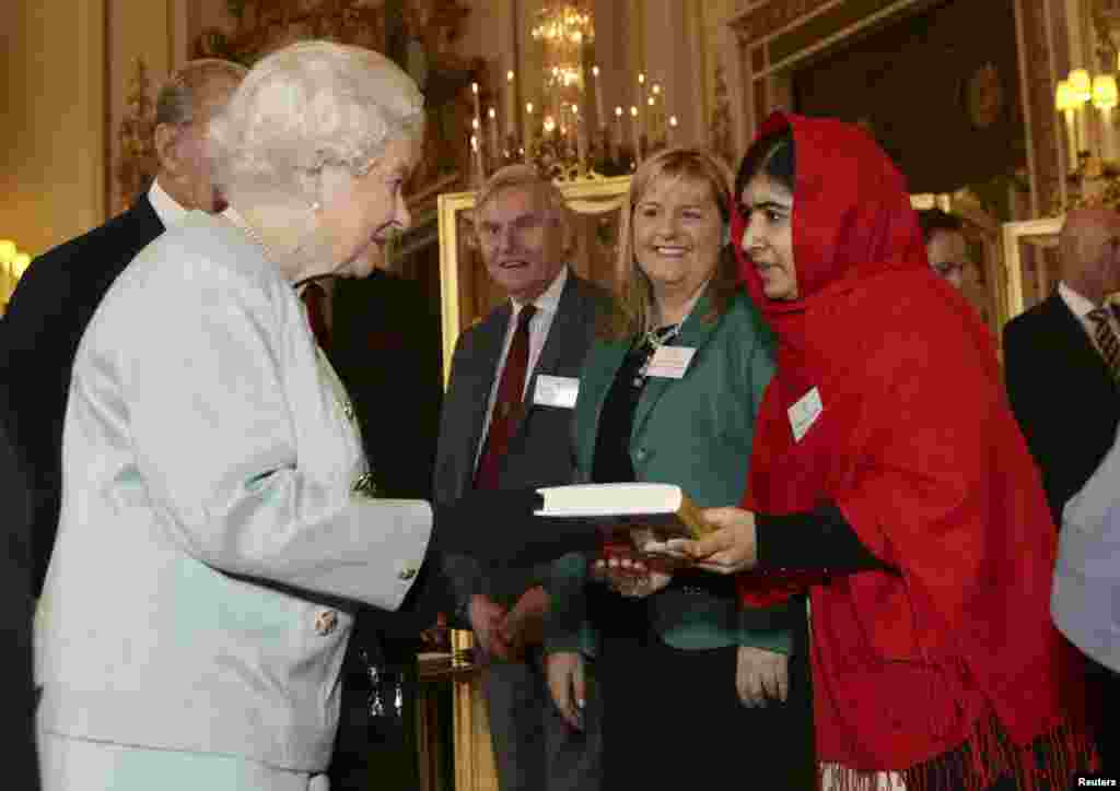 Aktivis remaja Pakistan Malala Yousafzai memberikan sebuah buku karyanya "Saya Malala" kepada Ratu Inggris Elizabeth dalam Acara Resepsi untuk Pemuda, Pendidikan dan Persemakmuran di Istana Buckingham, London.