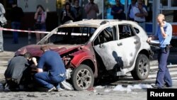 우크라이나 수도 키예프에서 20일 유명 친서방 언론인 파벨 셰레메트가 출근용 차에 탔다가 폭발물이 터지면서 숨졌다. 경찰관들이 세레메트가 탔던 차를 조사하고 있다.