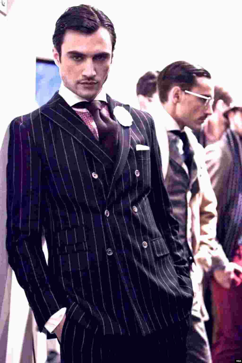 More than 1,000 volunteers clad in Santa Claus costumes throw their hats in the air as they gather to deliver gifts for the poor in downtown Seoul, Dec. 24, 2013. 