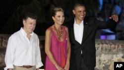Presiden Obama (kanan) bersama ibu negara Maria Clemencia Rodriguez dan Presiden Kolombia Juan Manuel Santos berpose seusai jamuan makan malam kenegaraan menyambut KTT benua Amerika di Cartagena, Kolombia (13/4).