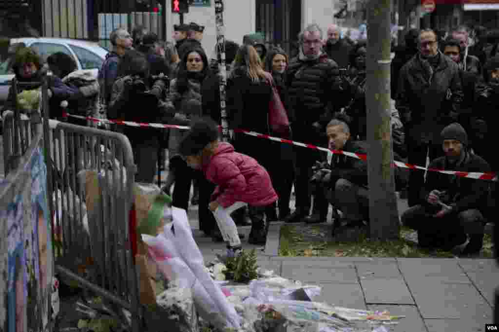 یادبود قربانیان در اطراف سالن کنسرت باتاکلان، محل گروگانگیری دیشب در پاریس. عکس: خبرنگار بخش فارسی صدای آمریکا در پاریس