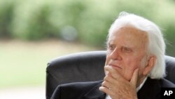 빌리 그래함 목사가 2007년 노스 캐롤라이나 주의 샬롯에 세워진 빌리그래함 도서관에 앉아 연설을 경청하고 있는 모습