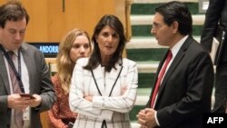Nikki Haley discute avec son homologue israélien Danny Danon avant le vote de l'Assemblée générale de l'Onu, New York, le 13 juin 2018. 