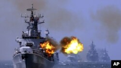 중국과 러시아가 동중국해에서 합동해상훈련을 실시한 가운데, 중국 해군 하얼빈 유도미사일 구축함이 사격 훈련을 하고 있다. (자료사진)