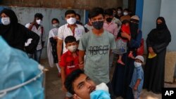 مردی در حال دادن تست کرونا در حیدرآباد، هند - دوشنبه ۱۹ آوریل ۲۰۲۱