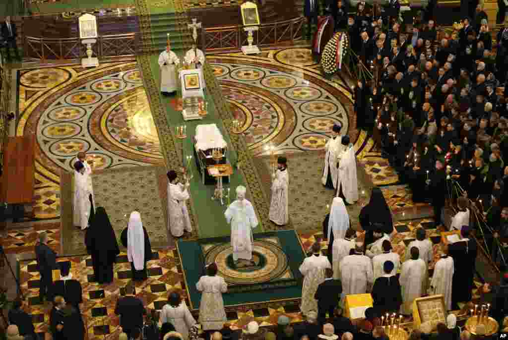 អ្នក​បួស​ក្នុង​វិហារ​កាតូលិក​បែប​ Orthodox នៅ​ប្រទេស​រុស្ស៊ី​ ភាវនា​ធម៌​រំឮក​ដល់​វិញ្ញាណក្ខន្ធ​របស់​ឯកអគ្គរដ្ឋទូត​រុស្ស៊ី​ទៅ​កាន់​តួកគី​ ដែល​បាន​បាត់បង់​ជីវិត។ ឯកអគ្គរដ្ឋទូត​រុស្ស៊ី​លោក Karlov ត្រូវ​បាន​ប៉ូលិស​តួកគី​ម្នាក់​​បាញ់​សម្លាប់​ក្នុង​ពិធី​មួយ​នៅ​ក្រុង​អង់ការ៉ា។