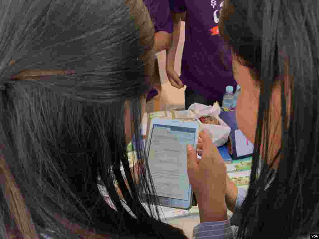  ក្រុម​យុវជនកំពុង​​ចូលរួម​ឆ្លើយ​សំណួរ​យក​រង្វាន់​ក្នុង​ពិធី​​ប្រាព្ធ​ទិវា​សិទ្ធិ​មនុស្ស​អន្តរជាតិ ១០ ធ្នូ ​លើកទី​៧១ នៅ​ពហុ​កីឡា​ដ្ឋាន​ជាតិ​អូឡាំពិក នៅ​ថ្ងៃទី​០៧ ខែ​ធ្នូ ឆ្នាំ​២០១៩។ (កាន់ វិច្ឆិកា/VOA)​