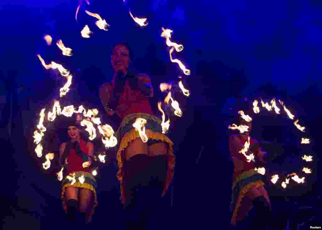 Para seniman melakukan atraksi pada festival api tahunan di Kyiv, Ukraina.