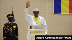 Idriss Deby Itno, lors de son investiture, le 8 août 2016 au Tchad (VOA/André Kodmadjingar)