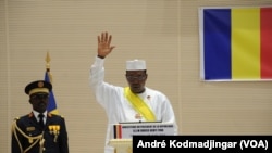 Idriss Deby Itno, lors de son investiture, le 8 août 2016 au Tchad (VOA/André Kodmadjingar)