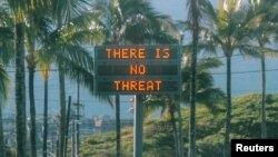 Un letrero electrónico dice "No hay amenaza" en Oahu, Hawai, después de una falsa alerta de emergencia que decía que un misil balístico se dirigía a la isla, en esta foto del 13 de enero de 2018 obtenida de las redes sociales. Instagram / @ sighpoutshrug / via REUTERS.