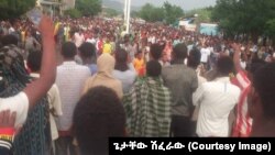 ዛሬ በደቡብ ጎንደር ገንደውሃ ከተማ አስክሬን ሲገባ(ፎቶ፡ ከጌታቸው ሽፈራው የተገኘ)