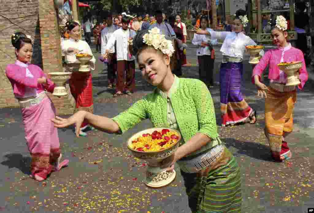 Para penari tradisional Thailand menari pada festival Songkran untuk menyambut tahun baru Thailand&nbsp;di provinsi Chiang Mai, Thailand utara.