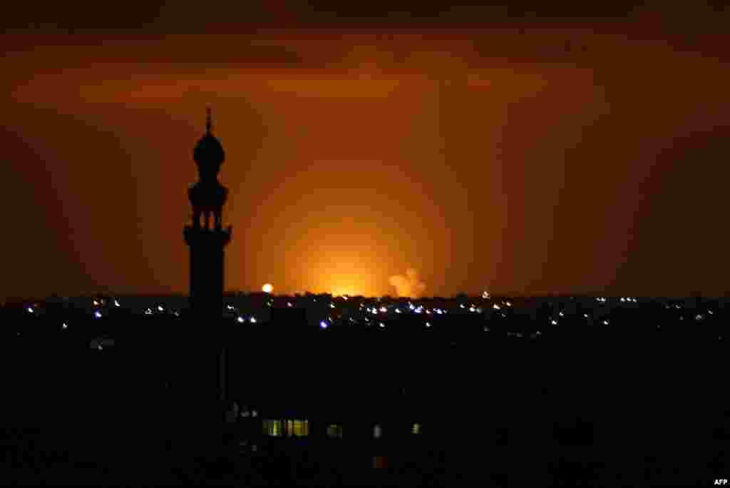 이스라엘군이 가자지구 남부 칸유니스의 팔레스타인 무장정파 하마스 기지를 공습해 화염이 솟구치고 있다. 전날 워싱턴 백악관에서 열린 이스라엘-아랍에미리트(UAE)-바레인의 아브라함 평화협정 서명식에 맞춰 팔레스타인 하마스가 이스라엘에 로켓 공격을 가했다.