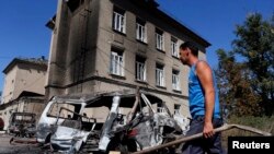 Bangkai-bangkai mobil akibat penembakan baru-baru ini di kota Ilovaysk, Ukraina timur (31/8). (Reuters/Maxim Shemetov)