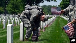 国殇日人们到阿灵顿国家公墓缅怀为国捐躯的美国军人。