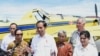 Presiden Joko Widodo saat meninjau pesawat pengangkut BBM Air Tractor AT-802 di Bandar Udara Nop Goliat Dekai Yahukimo Provinsi Papua, 18 Oktober 2016 (foto: VOA/Andylala).