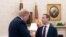Donald Trump akisalimiana na Mark Zuckerberg (twitter Trump photo)