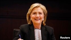 هیلاری کلینتون، وزیر خارجه پیشین آمریکا هنگام امضای کتاب جدیدش برای طرفداران 