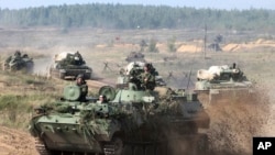白俄罗斯的军车在一个未公开的地方进行军事演习(2017年9月11日)