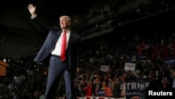 Le candidat républicain Donald Trump arrive sur la scène lors d'un rassemblement à Wilkes-Barre, Pennsylvanie, le 10 octobre 2016. 