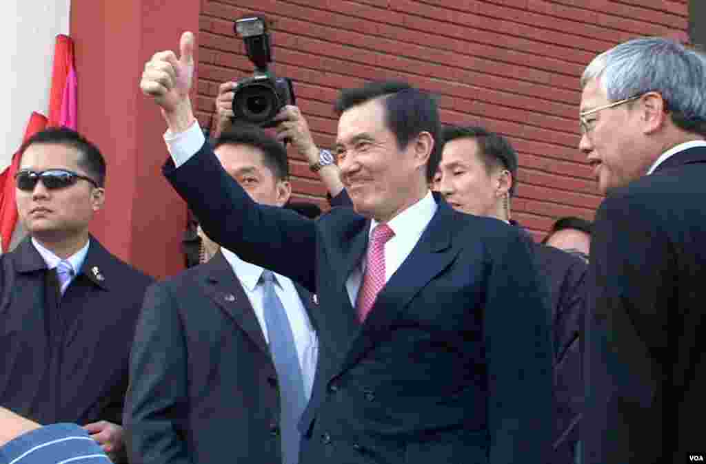 马英九向群众竖起大拇指（美国之音包小祥拍摄）