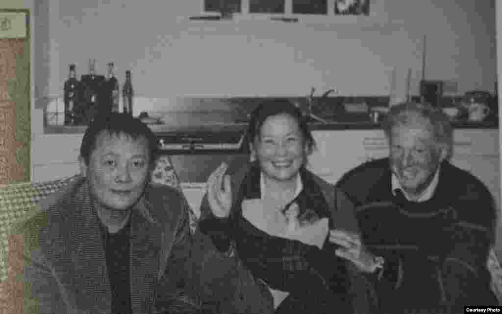 中国民运名人魏京生抵达美国后与美国人权人士伯恩斯坦合影，中间的女子为魏京生的妹妹魏姗姗。魏京生提到1971年9月他在当兵时从美国之音听到的消息。他说：&ldquo;首先提到中国有一架专机，在外蒙古坠毁了。这肯定坐的大人物啊，能坐专机的有谁啊？不就仨人嘛，主席、林彪、总理。&rdquo;&ldquo;周总理，一看好像报纸上还登着呢，还每天&hellip;&hellip;，咱们中国的这个特点就是大家从报纸上看谁消失了谁出现。周总理还在，林彪没出现，猜到了，林彪。&rdquo;魏京生还说：&ldquo;我们在部队的时候有个反革命小组织，就是林彪事件之后，大家觉得特奇怪，很多人都觉得这个共产党这不对劲儿啊，怎么能弄亲密战友啊，又是接班人的，怎么就给弄下去了？于是我们这些原来的老反革命，就在部队里开始串联，很快的形成一些小团体。当时这种老乡串老乡的团体啊，大家一议论说美国之音又说了什么了，你要不知道啊，你觉得特丢人。知道了以后，都觉得这是一个很重要的信息来源。这是一种言论自由的补充，大家就想听不同渠道来的不同的声音。&rdquo; &nbsp;