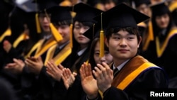 한국에 정착한 탈북 청소년 대안학교인 한겨레학교 졸업식에서 졸업생들이 축하의 박수를 치고 있다.