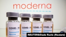 具有莫德纳标识的新冠病毒疫苗。
