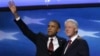 Başkan Barack Obama, kendisine destek konuşması yapan eski Başkan Bill Clinton'la birlikte izleyicileri selamlarken
